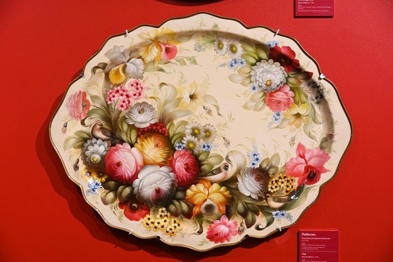 Радость. Ольга Владимировна Кошкина 2022<br />
Металл, масло, паковка, роспись. Собрание Жостовской фабрики декоративной росписи