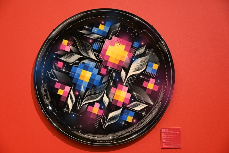 Поднос из серии «Пиксельный букет». 2022<br />
Металл, масло, лак, штамповка, аэрография, каллиграфия. Собрание Жостовской фабрики<br />
декоративной росписи