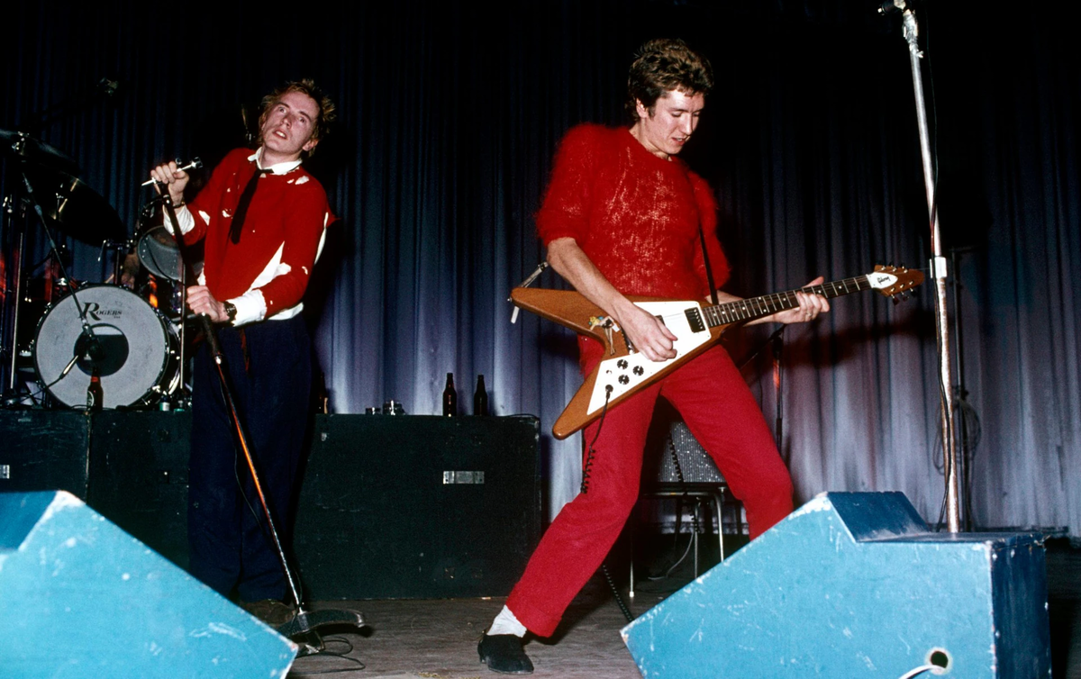 The Sex Pistols выступают в зале Queensway Hall в Данстебле, октябрь 1976 года. Фото: Крис Морфет / Redferns