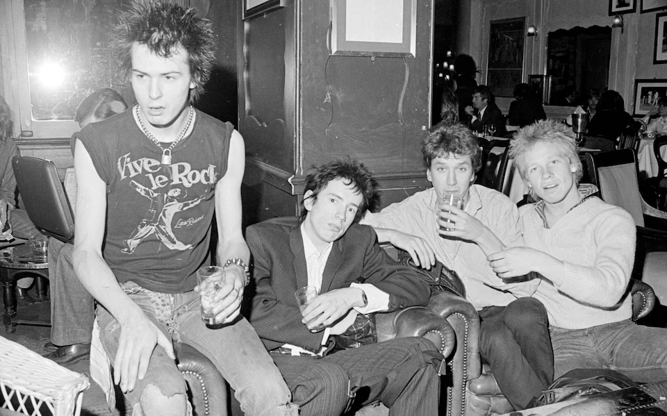 «Думаю, публика была просто в шоке»: Сид Вишес, Джонни Роттен, Стив Джонс и Пол Кук, март 1977 года. Фото: Mirrorpix