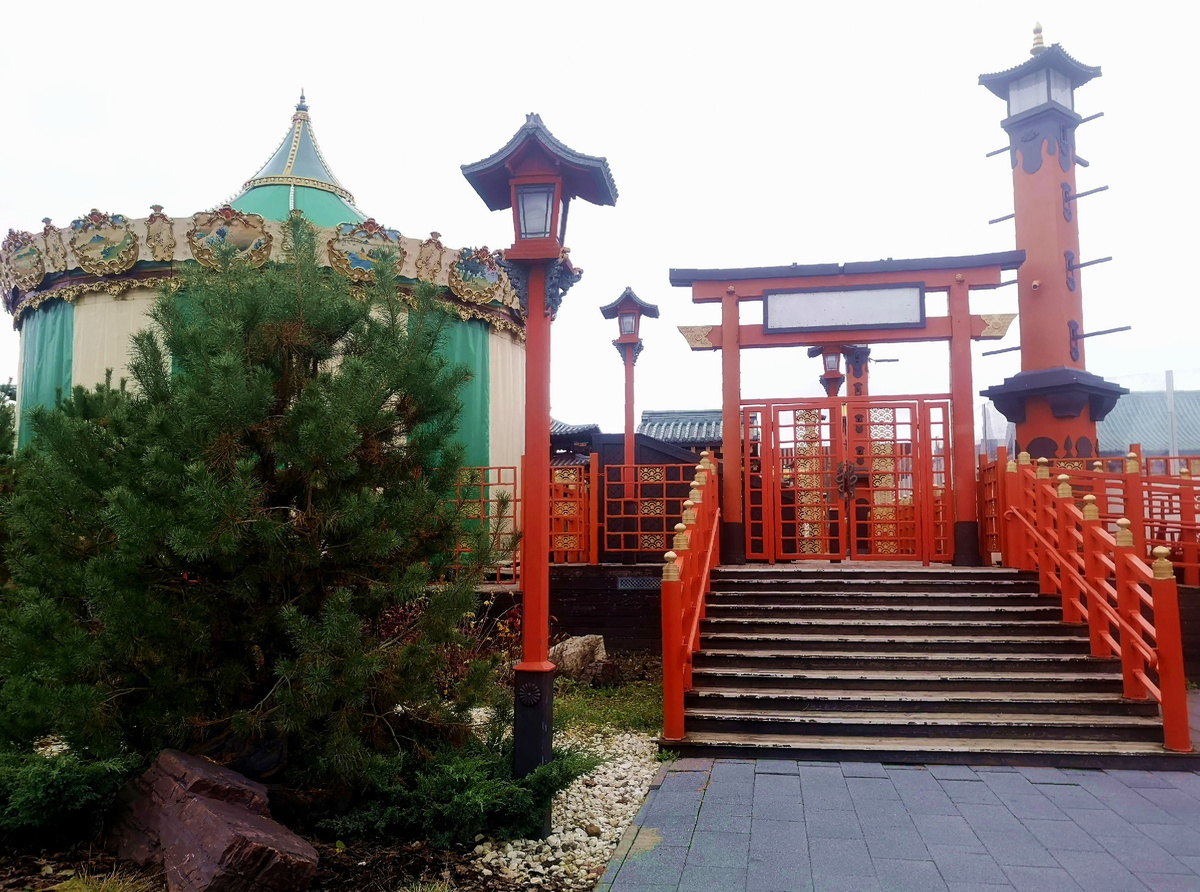 Один из входов и закрытая карусель