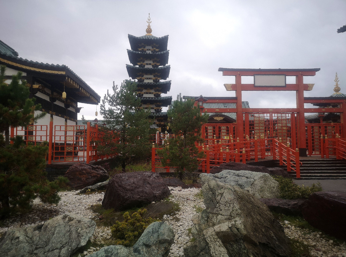 Огромные валуны и очаровательные японские крыши