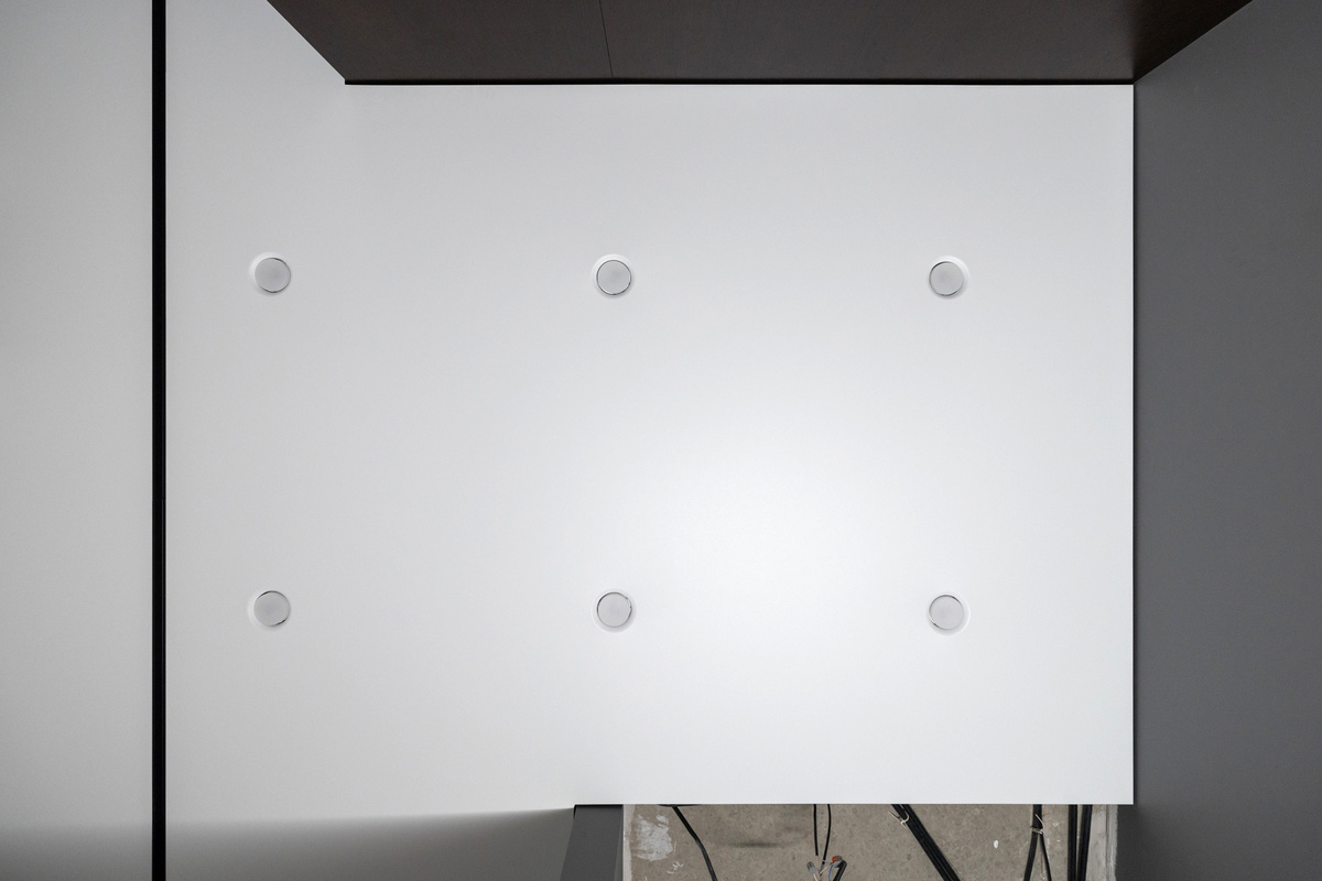 Не видно ни корпуса, ни рамок