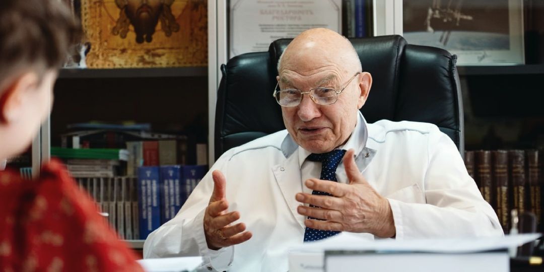 Мясо действительно гниёт в кишечнике, если делать это во время еды? Врачи поясняют: правда или ещё один миф о питании