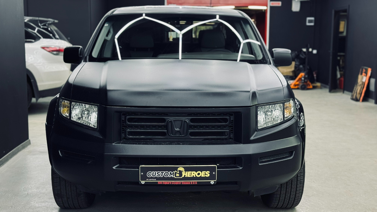 Источник фото: https://custom-heroes.ru/raboty/marka-avtomobilya/honda-ru/honda-ridgeline-shumoizolyaciya-dverey-i-zamena-dinamikov/
