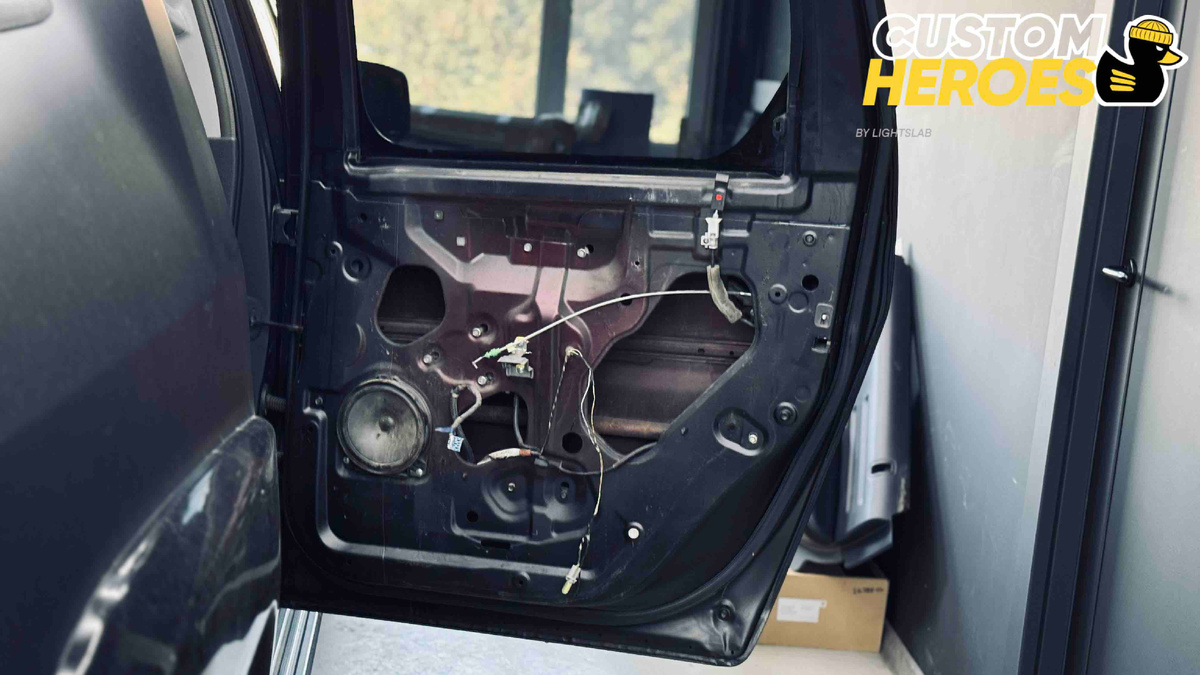 Источник фото: https://custom-heroes.ru/raboty/marka-avtomobilya/honda-ru/honda-ridgeline-shumoizolyaciya-dverey-i-zamena-dinamikov/