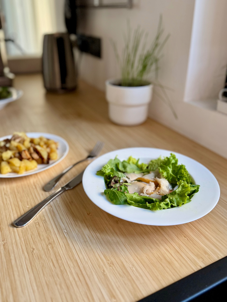 Салат с белой рыбой и медово-горчичной заправкой 