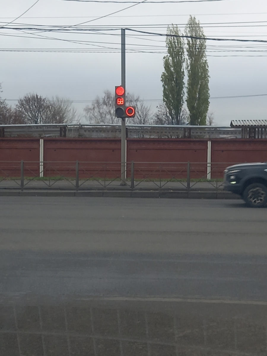 Стоим на красном, ждём зелёного сигнала