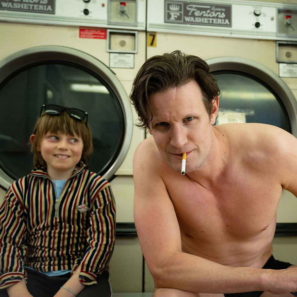     Мэтт Смит отправляется в странное путешествие с сыном в трейлере «Смерти Банни Манро»