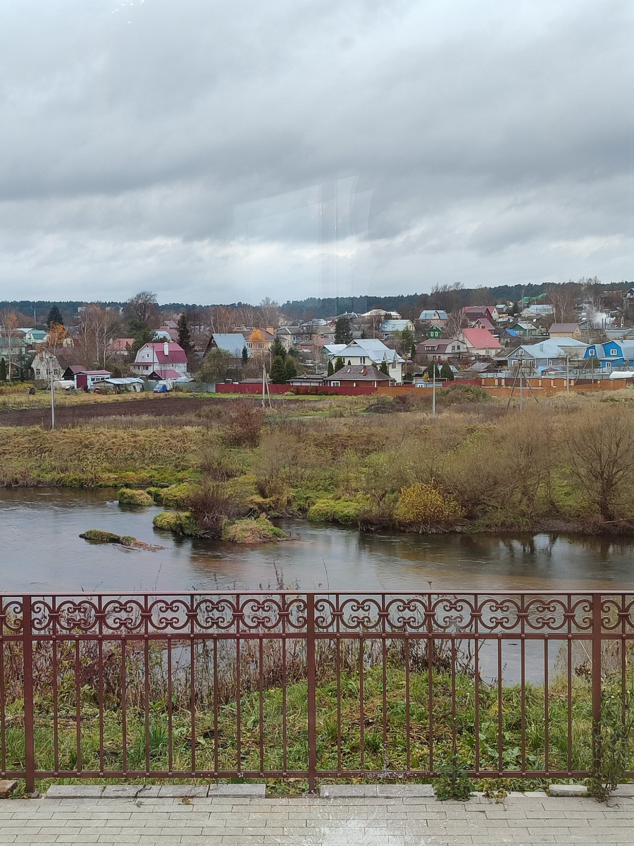 Обожаю, когда в городе частные домики, вид из окна чайной.