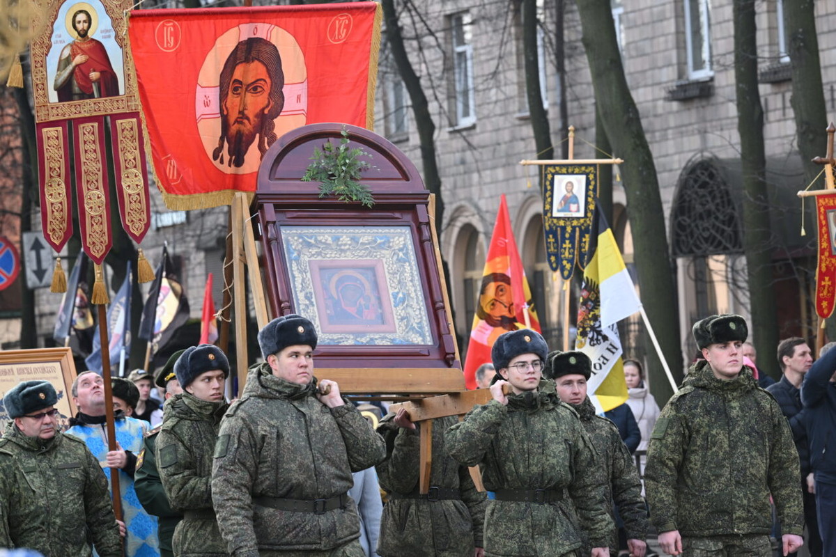    Крестный ход в Петрозаводске. Фото: "Республика" / Сергей Юдин
