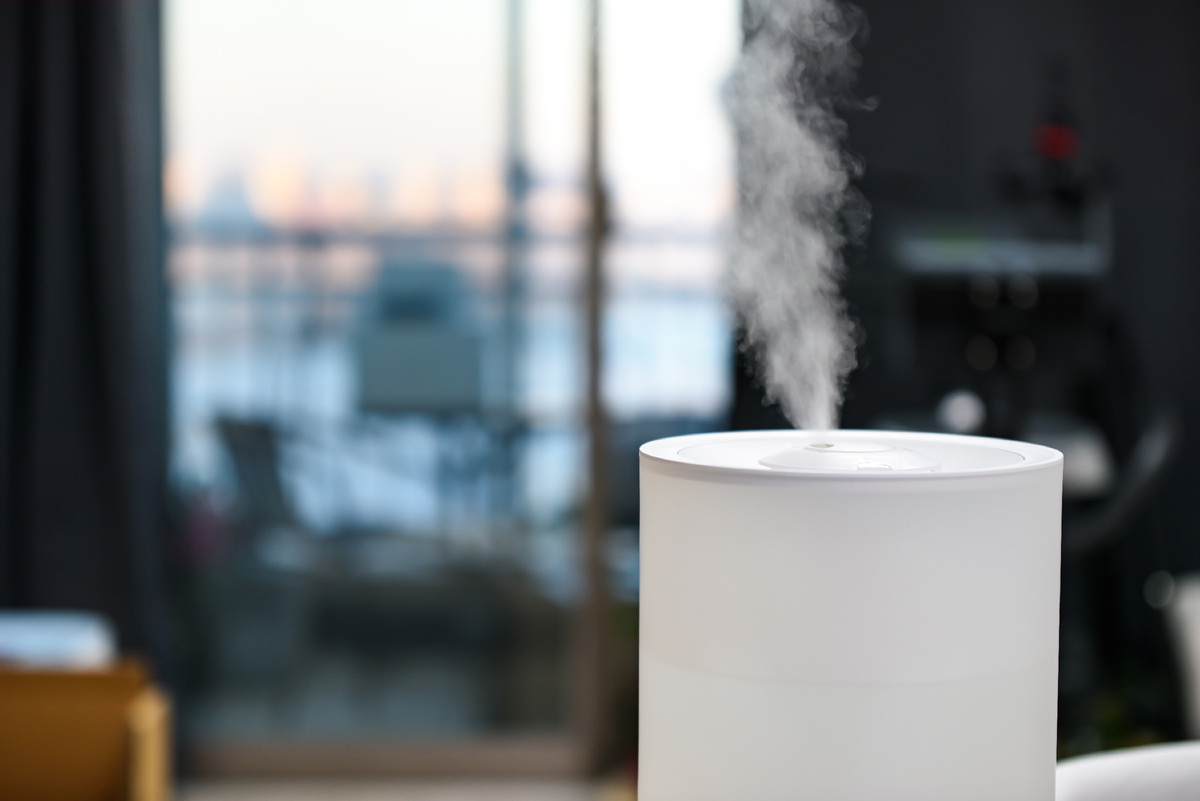 Работу ультразвукового увлажнителя видно с первых минут по столбу пара. Это подкупает. Но все не так однозначно…