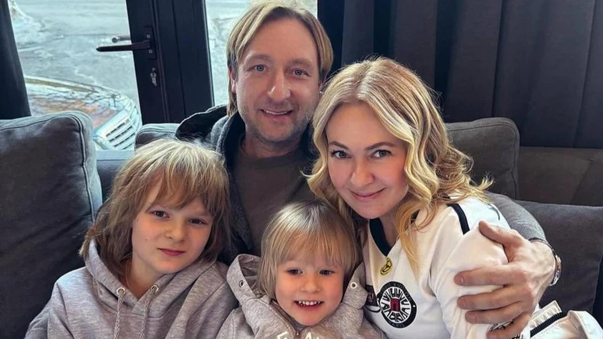    Евгений Плющенко и Яна Рудковская с сыновьями Сашей и Арсением. Фото: Telegram @evgeniplushenkoofficial