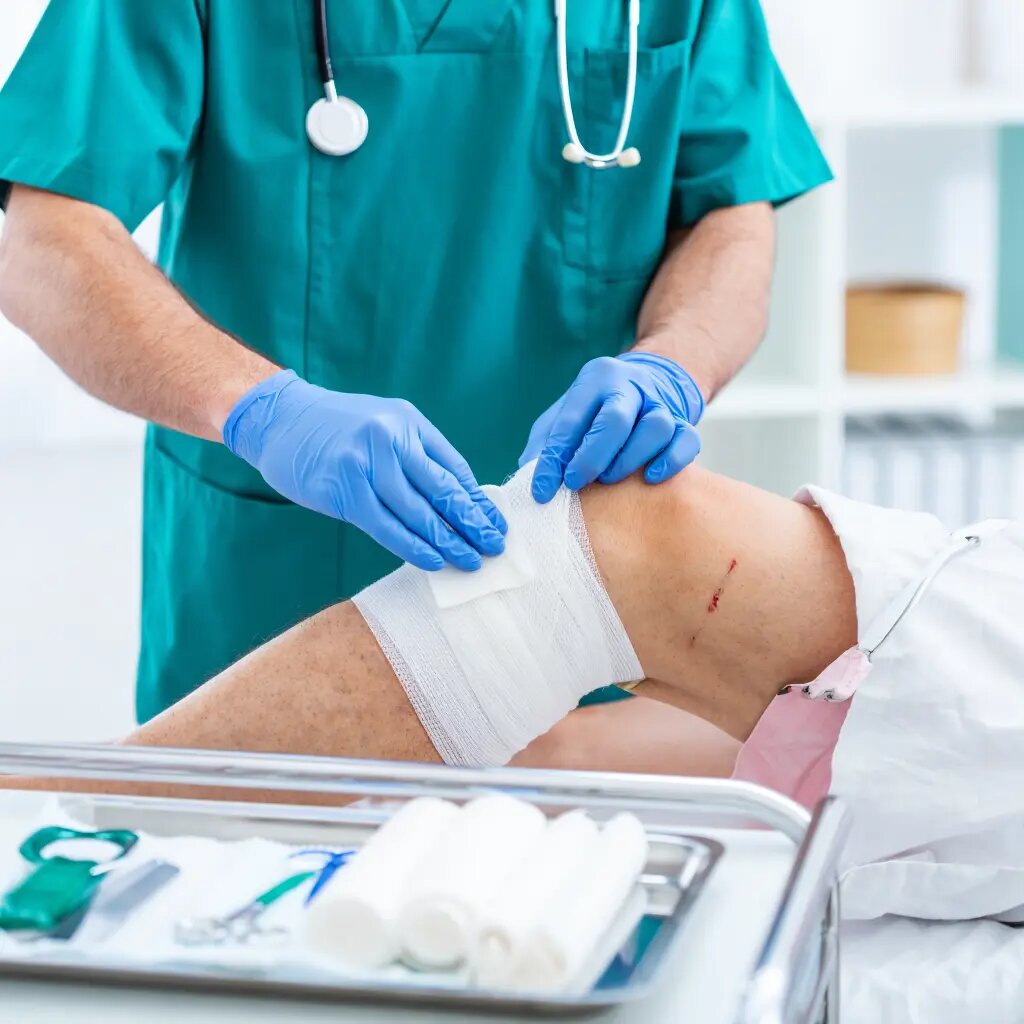 Медсестра с выездом делает перевязку трофических язв в домашних условиях