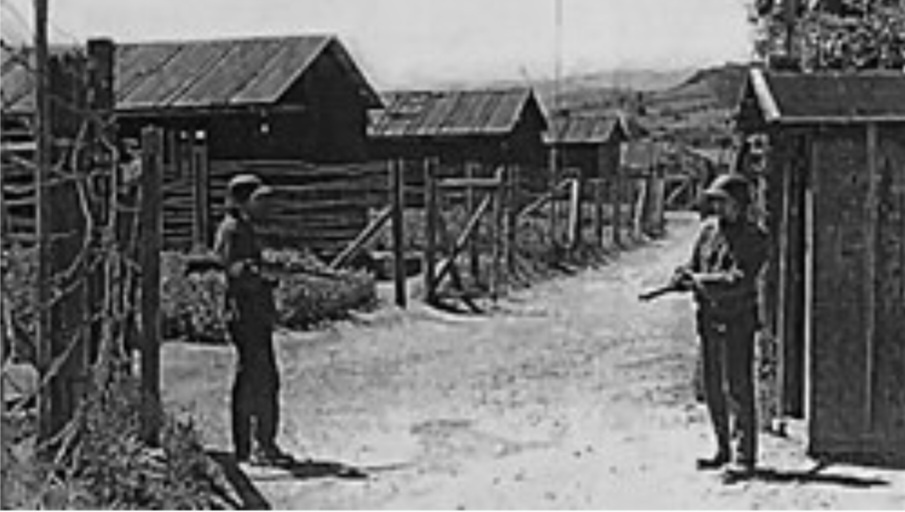 Швейцарские солдаты на входе в лагерь.