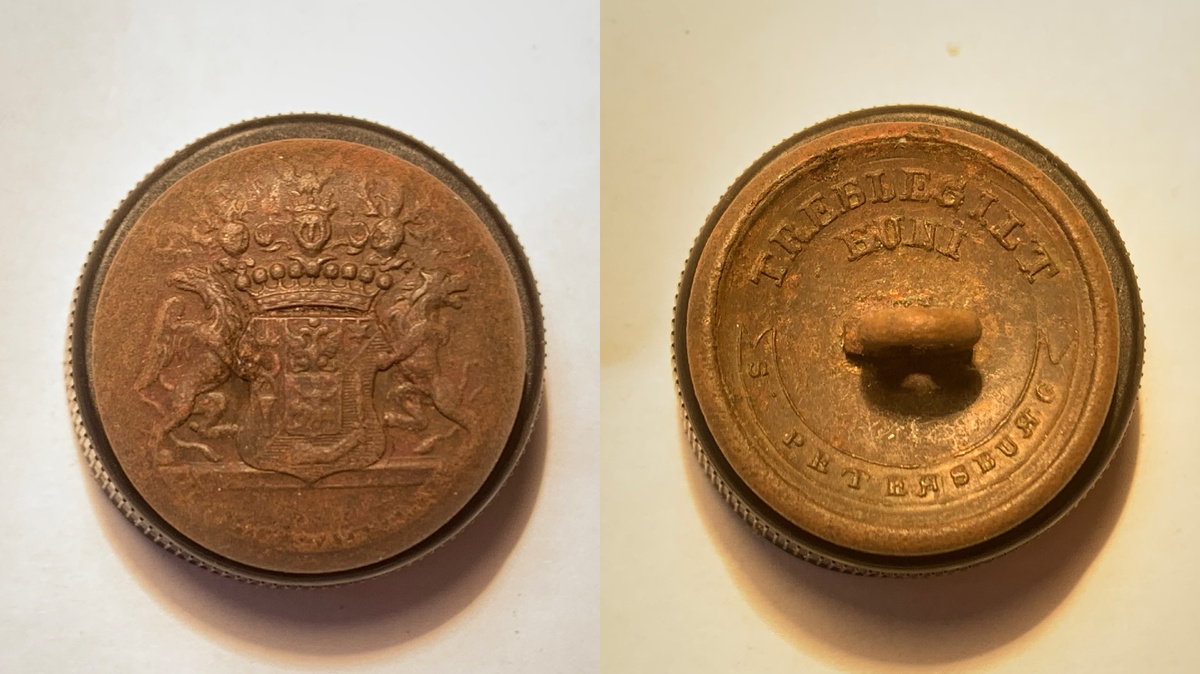 Надпись на обратной стороне пуговицы "TREBLE GILT" означает "ТРОЙНАЯ ПОЗОЛОТА".