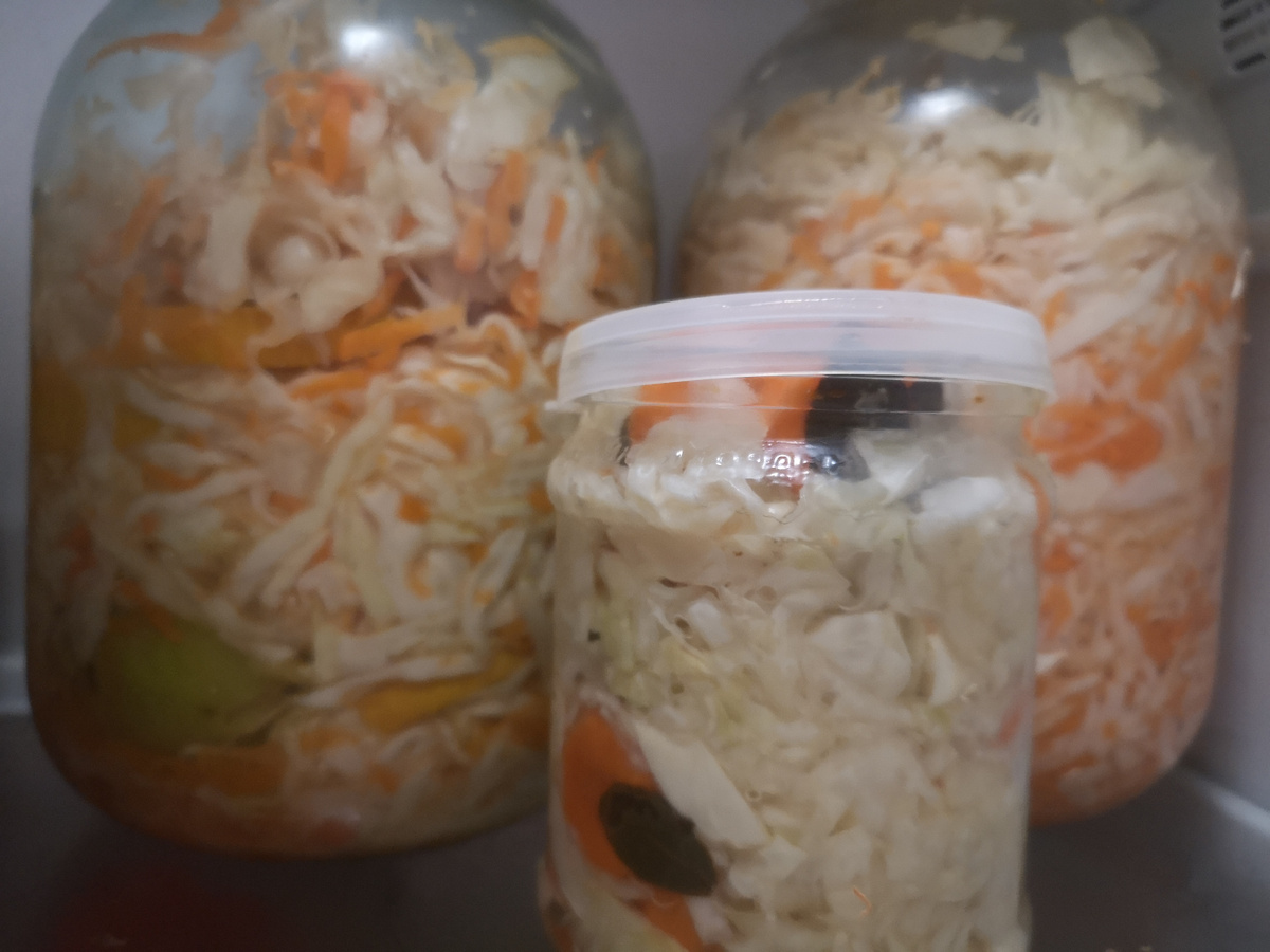 В одной обычная капуста, в другой яблоки и тыква, в маленькой - пастернак и морковь с капустой