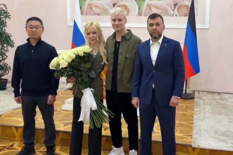 Фото из открытых источников. Шаман и Екатерина Мизулина расписались в Донецке.