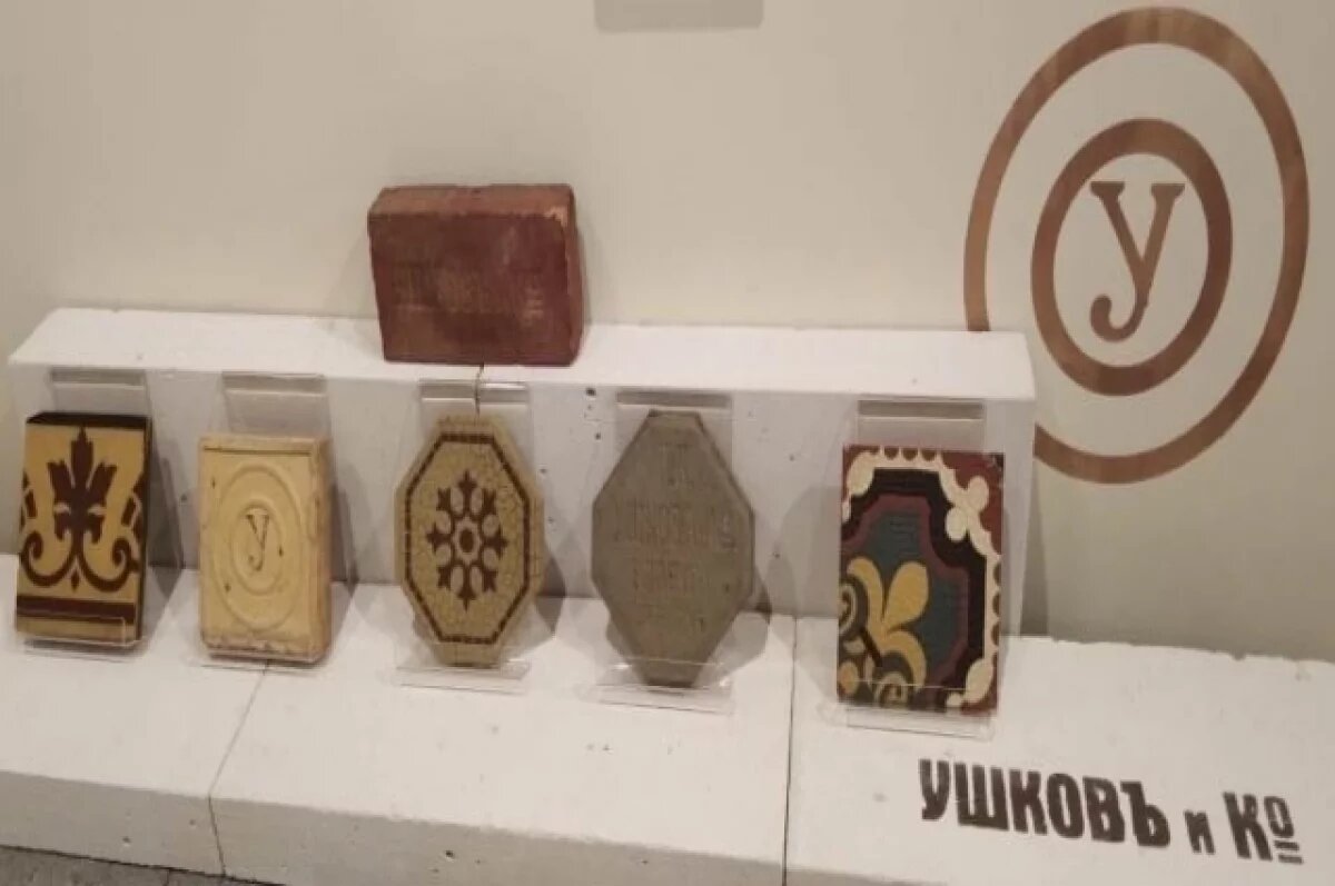    Ушковская плитка на бесплатной выставке «Империя Ушковых» (6+), открытой в Казанском Кремле по 15 ноября..