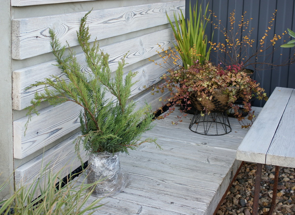 Можете сами прикинуть, убедиться, что я правду пишу: ширина доски на стене 15 см, между досками 5 см. 