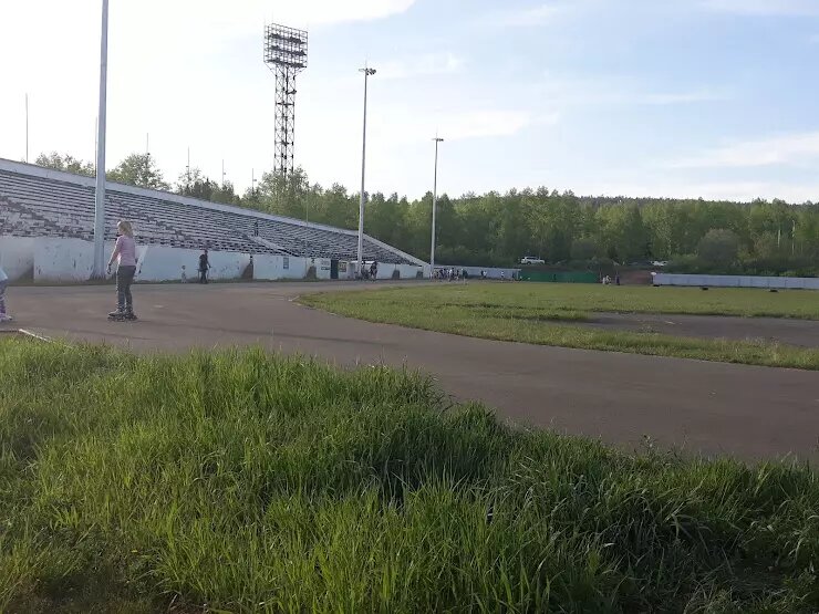 А это тот самый стадион "Северного Артека" много лет спустя. Уже нет бегового покрытия, и деревья между стадионом и спальными корпусами стали большими, а футбольное поле пришло в негодность, и трибуны облезли...