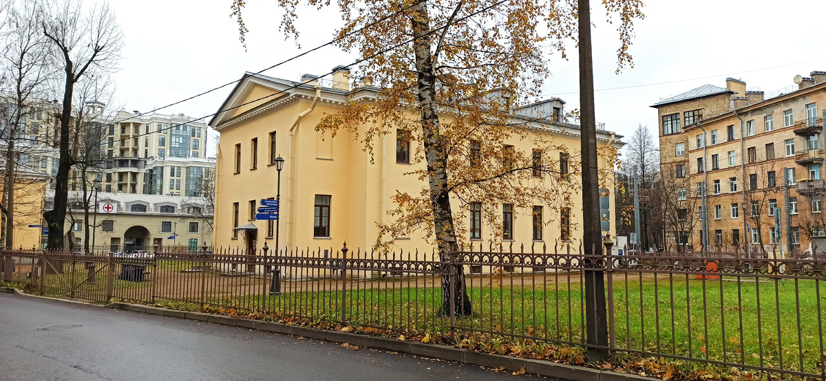 Третье здание богадельни со стороны Лесотехнического парка 