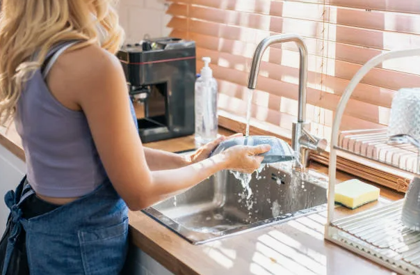 мою посуду только холодной водой