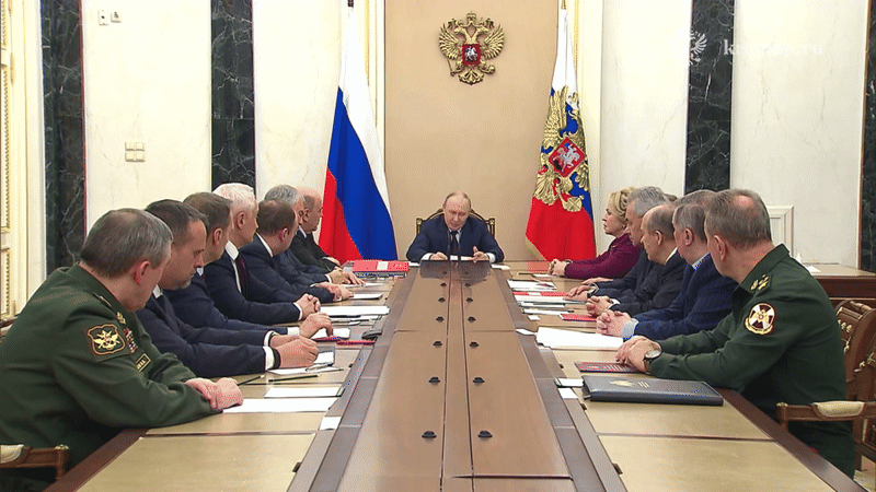    Путин провёл оперативное совещание с членами Совбеза. Чем Россия ответит на намерения США возобновить испытания ядерного оружия? GIF: видео с ТГ-канала "Кремль.Новости"