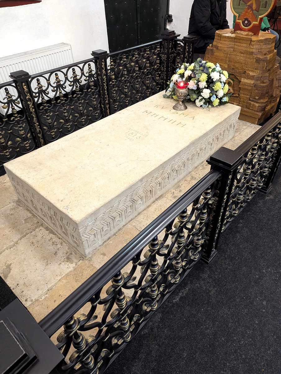 Надгробная плита над останками Кузьмы Минина в Михайло-Архангельском соборе Нижегородского кремля. На плите написано, что Минин скончался в 1616 году.