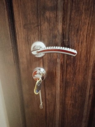 Кого можно не впускать в свою квартиру, а кого впустить придётся? Правила, которые должны знать все