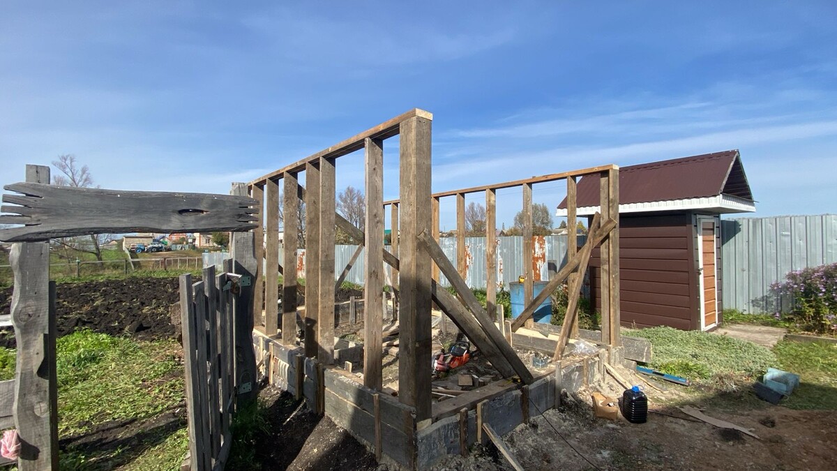 Две стены бани собраны