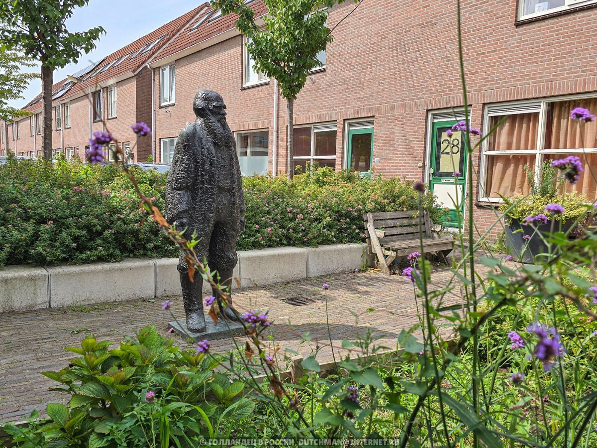 В Голландии есть памятник Толстому, где он стоит в крестьянской простой одежде. Фото: Голландец в России