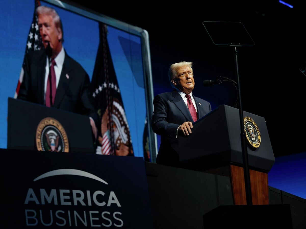   Президент США Дональд Трамп выступает на Американском бизнес-форуме в Майами© Getty Images / Kevin Dietsch