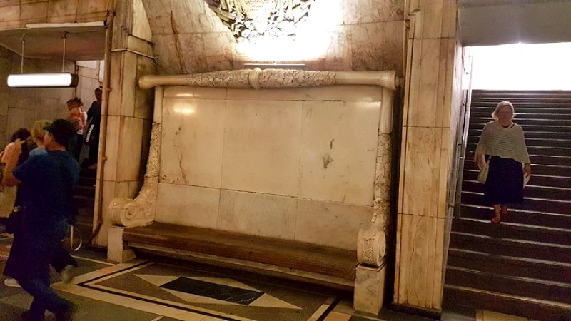 Скамья - ну, чем не тронное место?! Фото автора канала