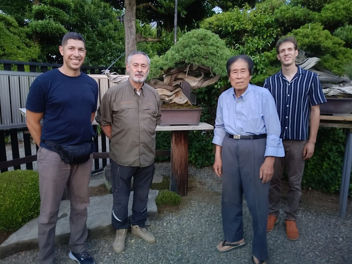 Итальянский учи-дэши Алессандро Бонардо со своим мастером бонсай Масахико Кимурой.