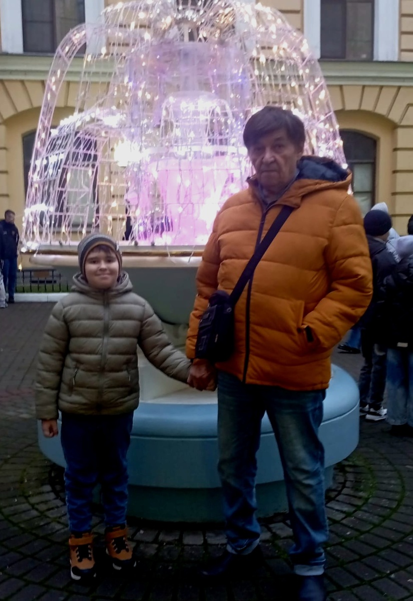 Мой внучок со мной у фонтанчика, перед входом в театр.