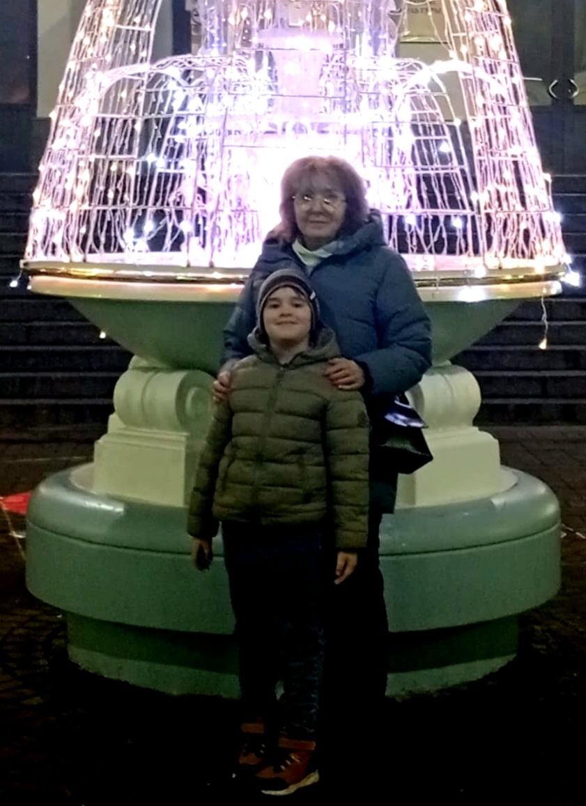 Внучок со своей абям, бабушкой Ирой, у фонтана перед входом в театр.