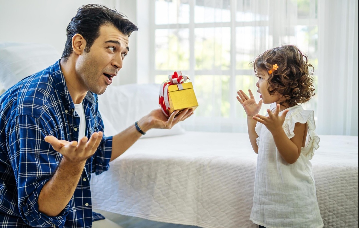 Трогательный момент, когда эмоциональный голод пытаются утолить материальным фастфудом.