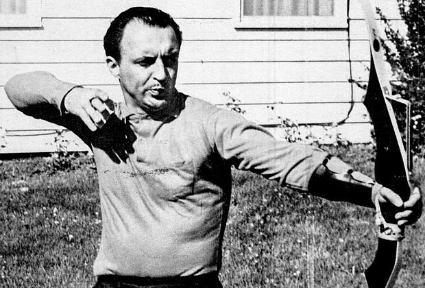    Лоуренс Бейдер отменно стрелял из лука. Фото: журнал Life