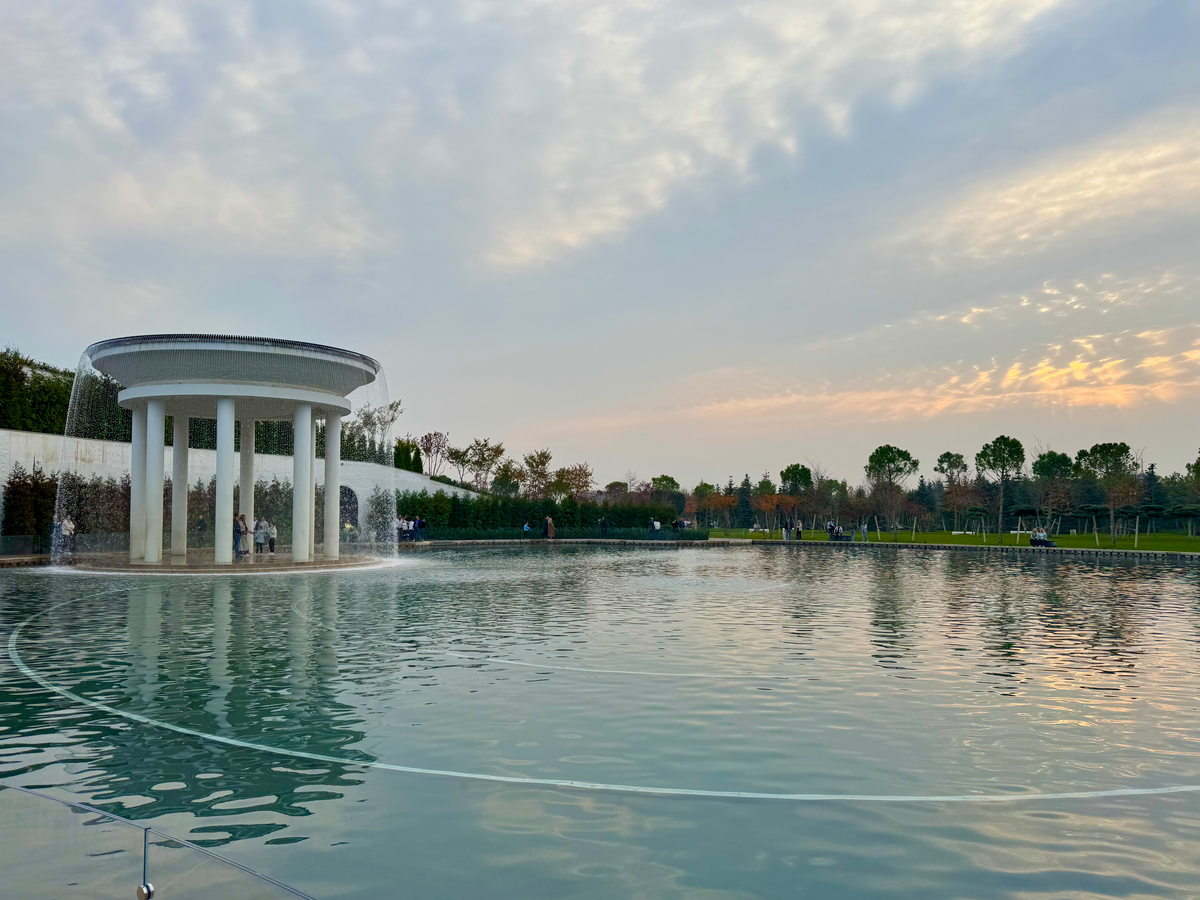 Озеро Любви и фонтан Ротонда в парке Галицкого в Краснодаре 