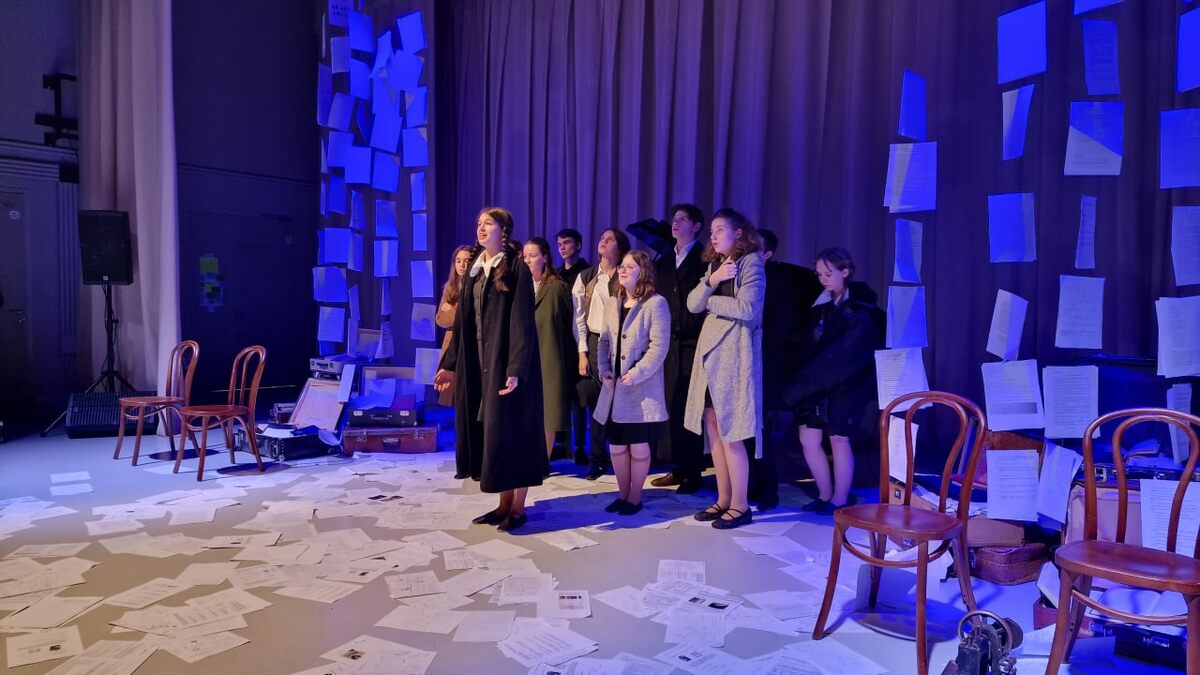 Фото из школьного архива: спектакль «Свет во тьме»