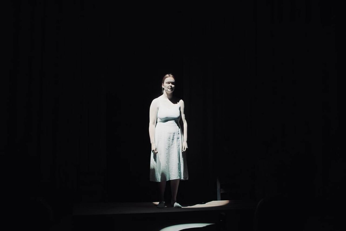 Фото из школьного архива: спектакль «Сложная память»