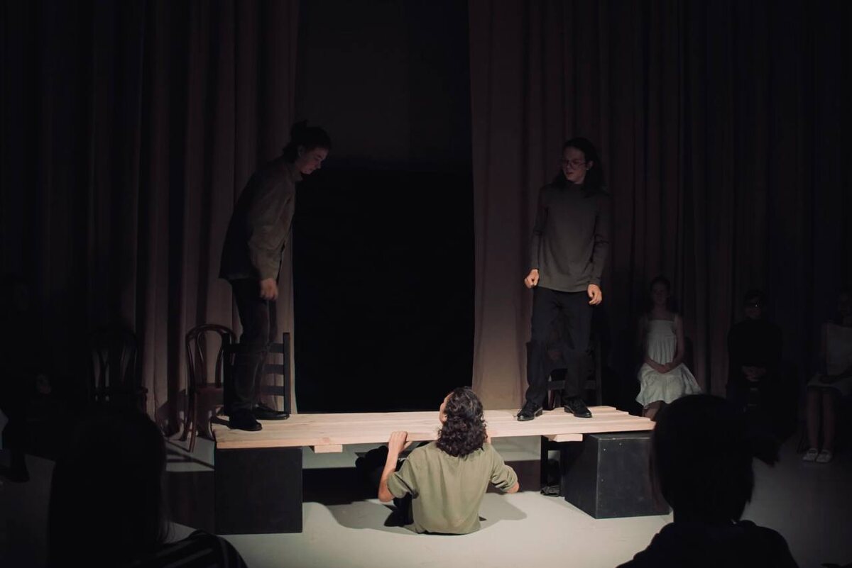 Фото из школьного архива: спектакль «Сложная память»