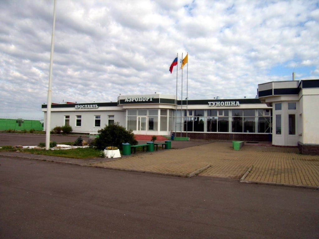 Ярославль, хотя и столица Золотого кольца,  - провинциальный город!  Говорят, что захолустный наш аэропорт скоро разрушат и построят новый. 