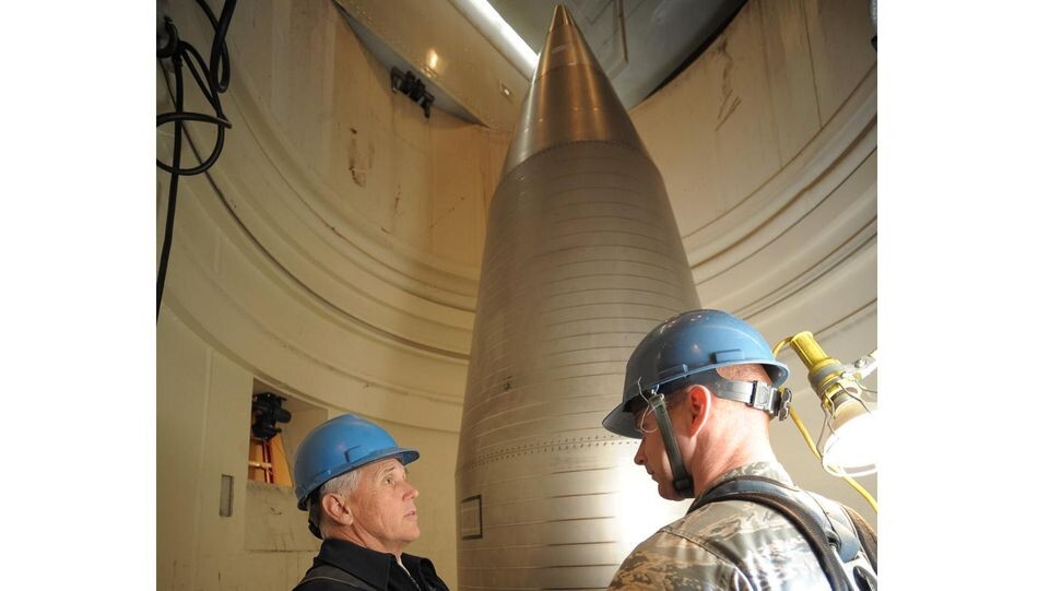    Вице-президент США Майк Пенс в подземной шахте ядерной ракеты Minuteman III, 27 октября 2017 года. White House / www.globallookpress.com
