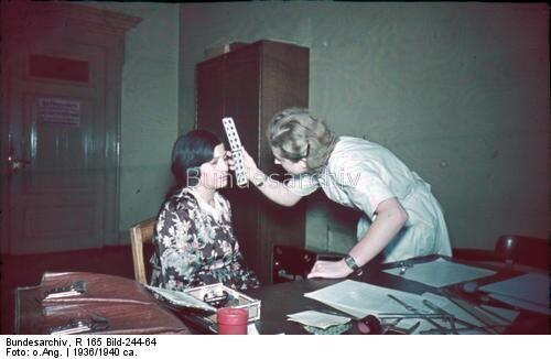 Доктор Ева Юстин (1909-1966) и цыганка. У неё не было научного образования, но она владела цыганским языком, и была специалистской цыган, поэтому получила докторскую степень.