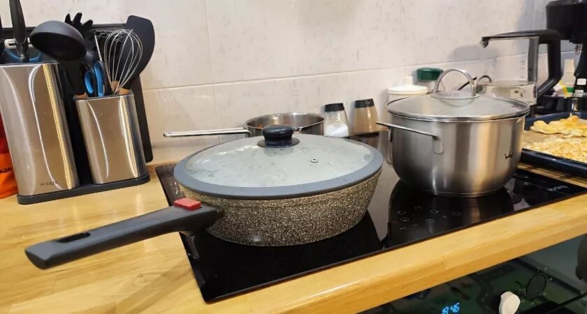    Не для крючка: вот зачем на самом деле нужна дырка в ручке сковороды — мало кто знает, для чего это необходимо