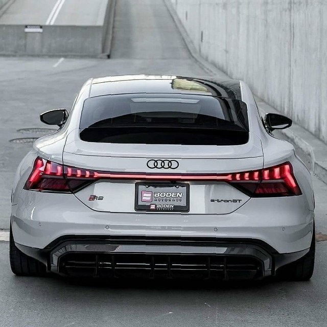 Audi RS e-tron GTПередний электромотор: развивает 238 л.с.Электромотор на задней оси: 456 л.с.Совокупная отдача в номинальном режиме: 598 л.с. и 830 Нм— launch control кратковременно повышает мощность до 646 л.с.Макс. скорость: 250 км/ч огр.Разгон до сотни: 3.3 секRS e-tron GT комплектуются 800-вольтовой батареей ёмкостью 93 кВт•ч. Пробег на полном заряде: 472 км по циклу WLTP.Время зарядки: от станции мощностью 270 кВт займёт 25 минут, а 100 км хода наберётся всего за пять.— Матричные светодиодные фары для RS (в базе).— Лазерно-люминофорный дальний свет - Опция— Углеродокерамические тормоза - Опция— Полноуправляемое шасси: Задние колеса могут отклоняться на скромный угол до 2,8 градуса, при этом на скорости до 70 км/ч они поворачиваются в противоположную сторону с передними, улучшая маневренность, а после 80 км/ч — в ту же сторону, повышая стабильность - Опция— Штатно установлена пневматическая подвеска с трехкамерными баллонами (дорожный просвет регулируется в диапазоне 42 мм).