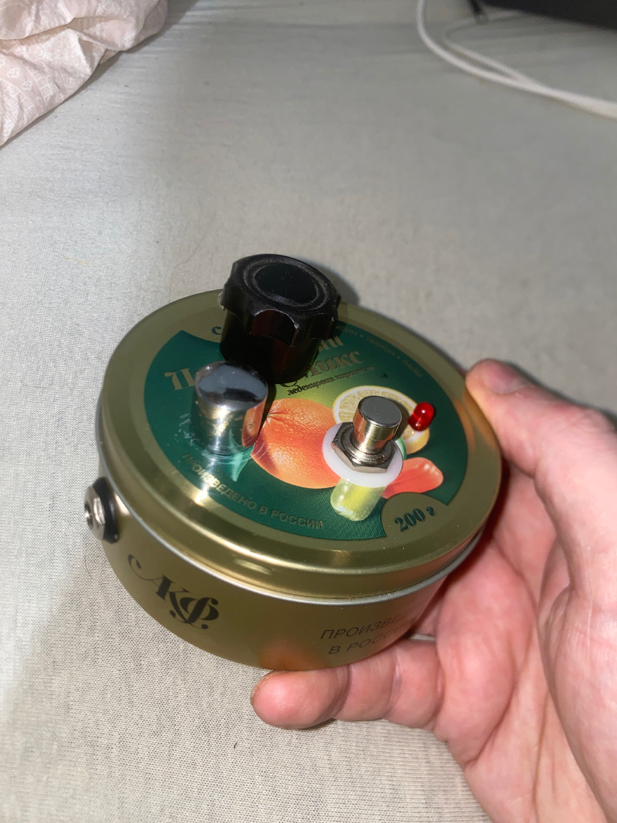 Две ручки настройки. Тембр и громкость она же и перегрузка