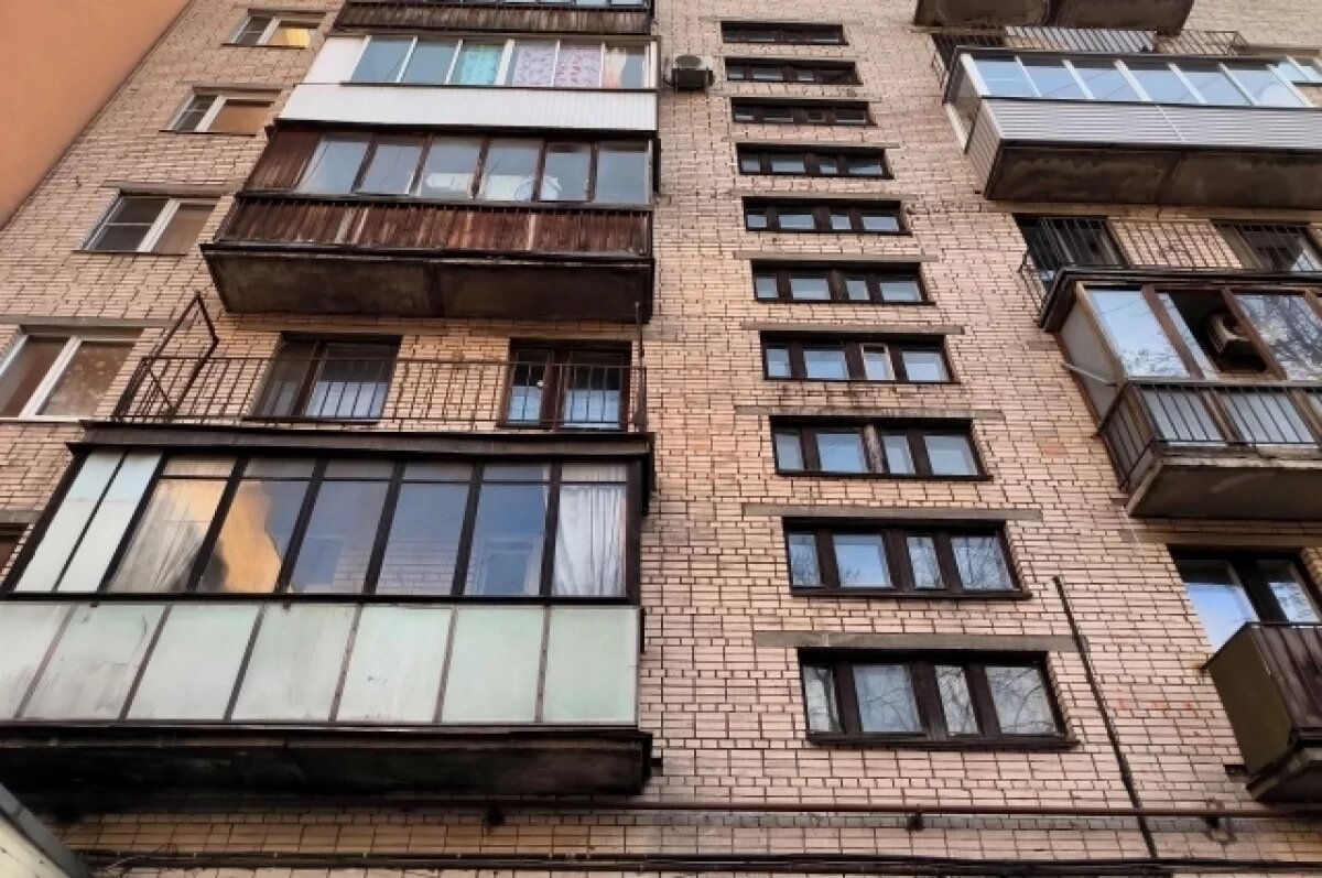    Новосибирские соседи спорили о курении на балконе: решение суда